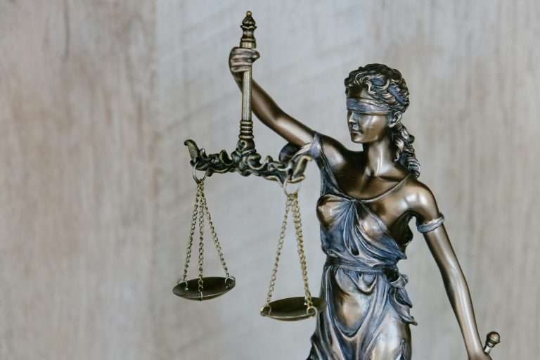 A statue showing the scales of justice, to represent RTS Academy's Retail Law course.
