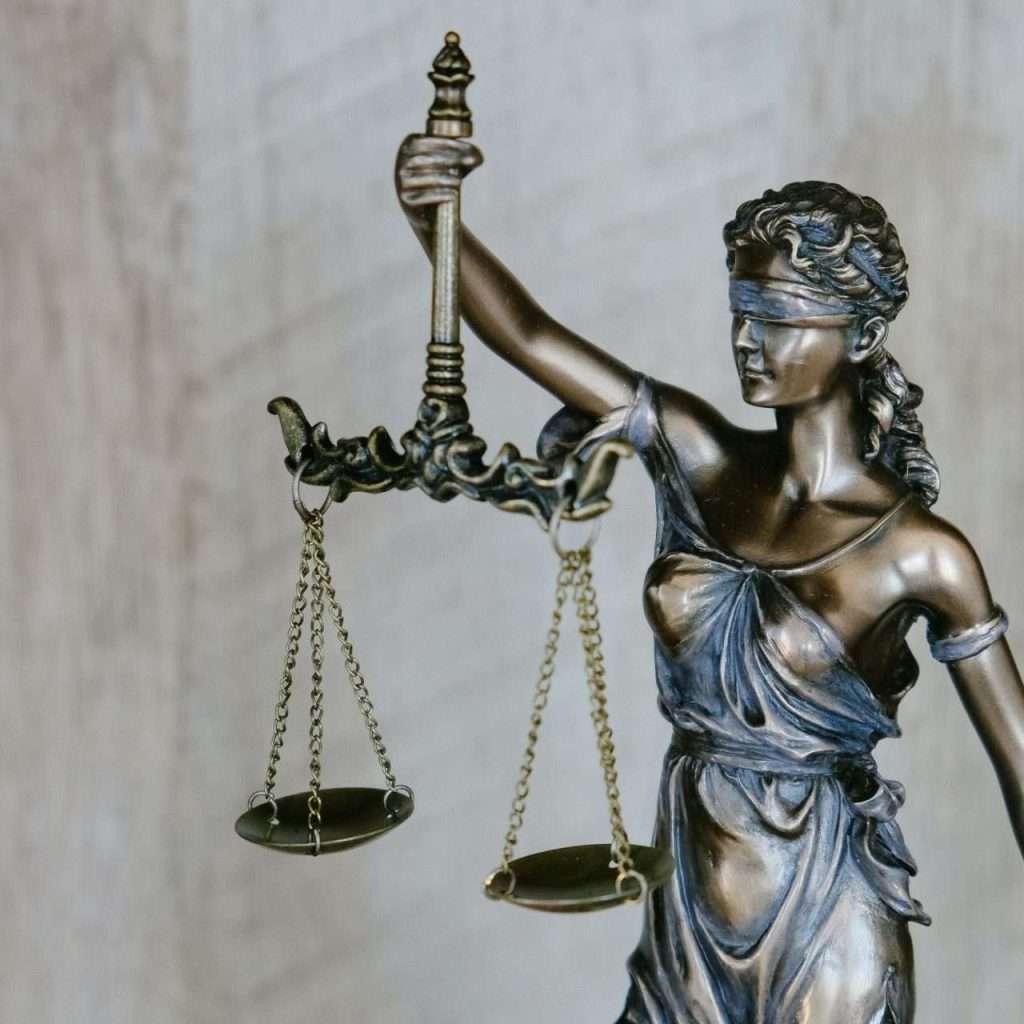A statue showing the scales of justice, to represent RTS Academy's Retail Law course.