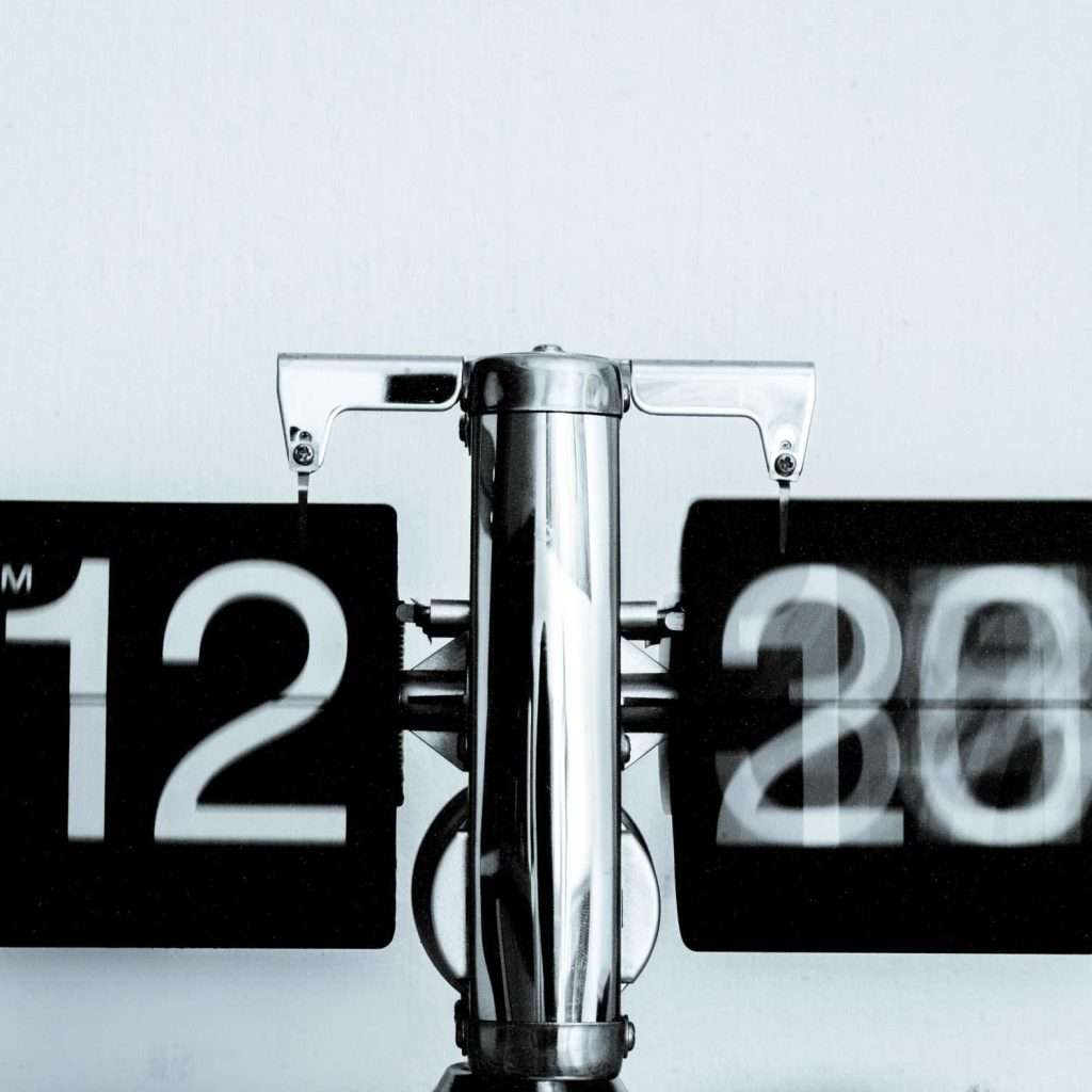 A flip clock showing time moving quickly. For the RTS Academy Time Management course.