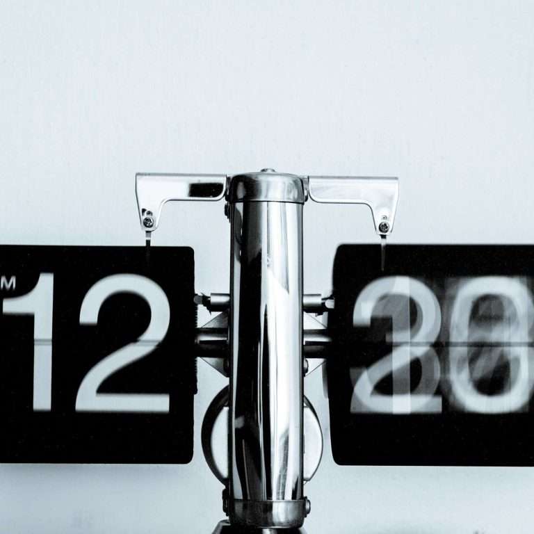 A flip clock showing time moving quickly. For the RTS Academy Time Management course.