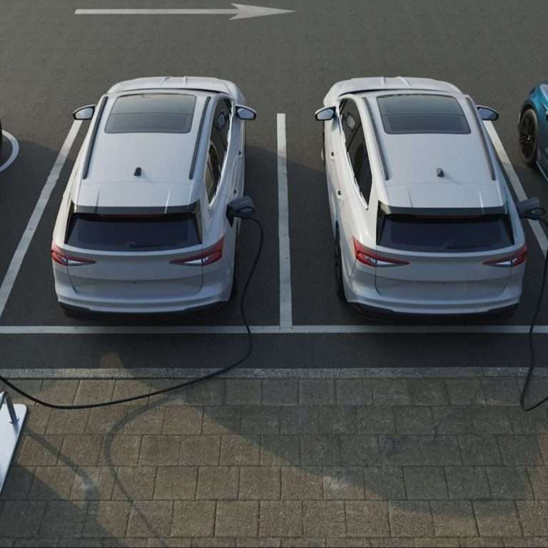 Generic image of electric vehicles charging in a car park. This is the featured image for the RTS Academy "Distinguishing EV: Understanding EV Type" eLearning module.